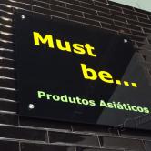 FOTO 26 - Placa de acrílico adesivada com espaçadores