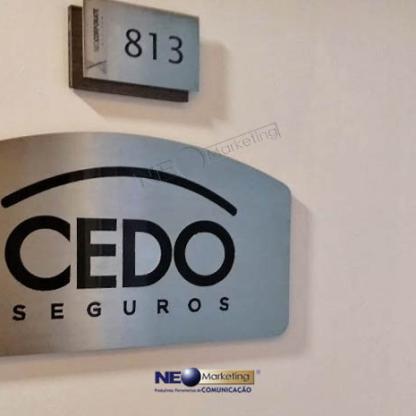Placa personalizada em inox com fundo em acrílico