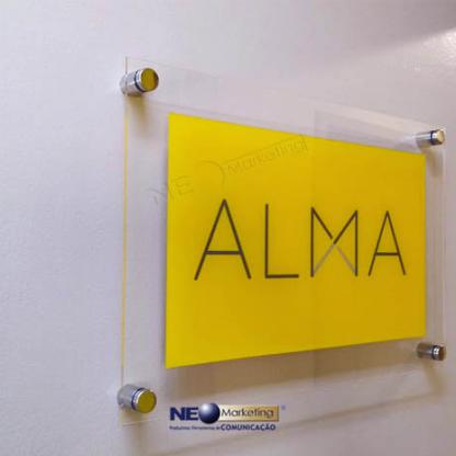 Placa de porta com espaçadores