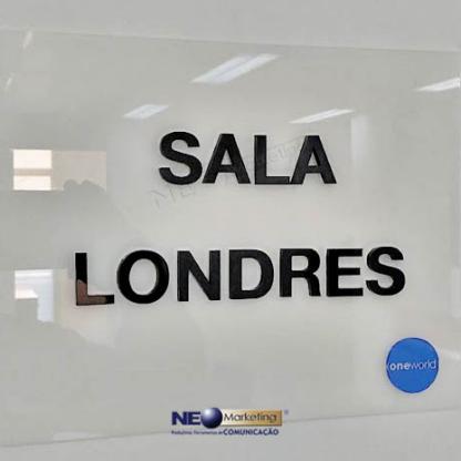 Placa de acrílico com letras em relevo