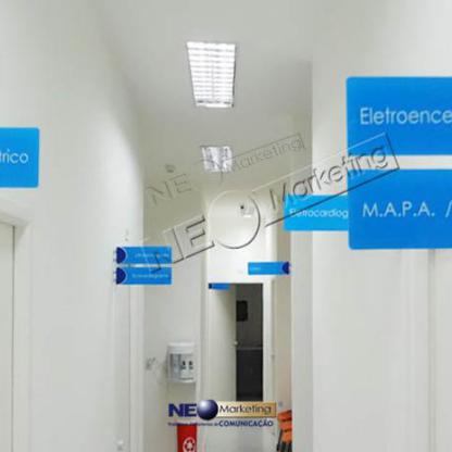 Placa de acrílico para corredor de clínica