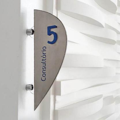 Placa em inox com acrílico