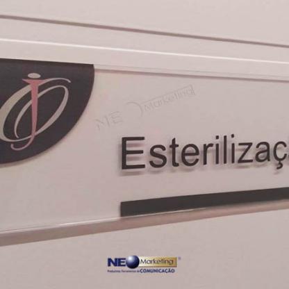 Placa de porta em acrílico
