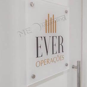 Placa de identificação de porta com espaçadores