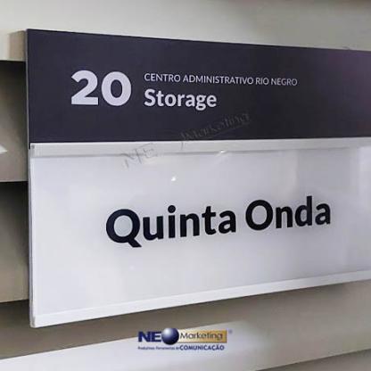 Placa de acrilico com trilho