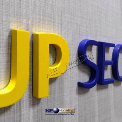 Logotipo em MDF com Pintura Pantone