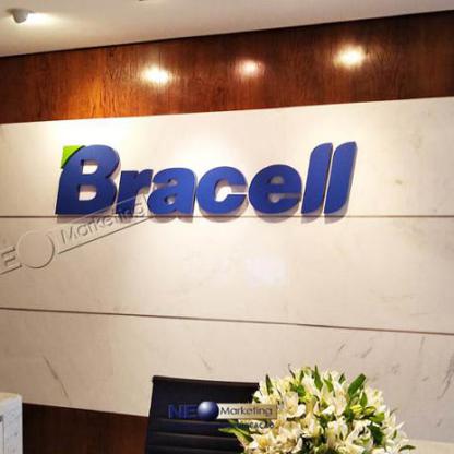 Letra Caixa em Recepção de Empresa