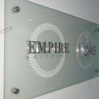 Painel de Vidro com Adesivo Jateado e Logotipo Letra Caixa - FOTO 27