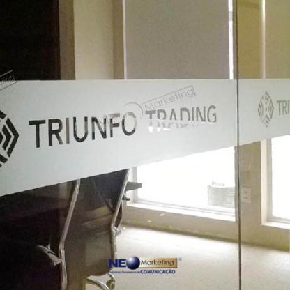 Adesivo jateado com recorte eletrônico vazado