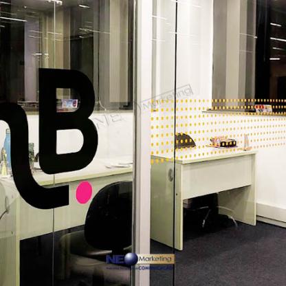 Logotipo em adesivo para porta de vidro