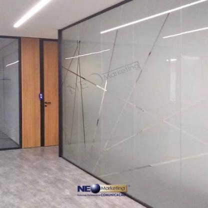 Grafismo de película jateada em escritório