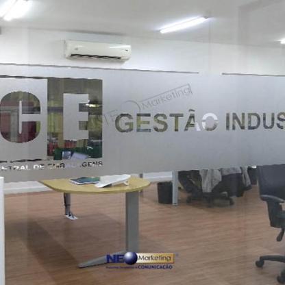 Sinalização de porta de vidro com logo