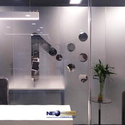 Logotipo vazado em adesivo jateado