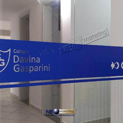 Sinalização para porta de vidro de escola